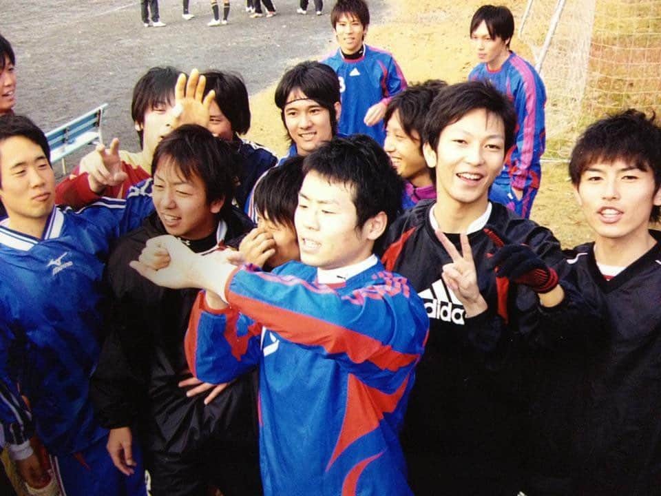 片山真人のインスタグラム：「【社会人10年到達、11年目に突入】 画像の2010年3月、私は大学4年生でした。そしてきょう、2020年4月1日、社会人11年目に突入しました。福島で踏み出した社会人生活、まさか10年後は地元静岡でアナウンサーをしているとは、、人生わからないものです。 自分にできることは小さいのですが、生まれ育った地元のために微力ながら頑張っていきます。 今後とも宜しくお願いします。 #社会人10年　#社会人11年目　#静岡　#日本大学法学部サッカー部」
