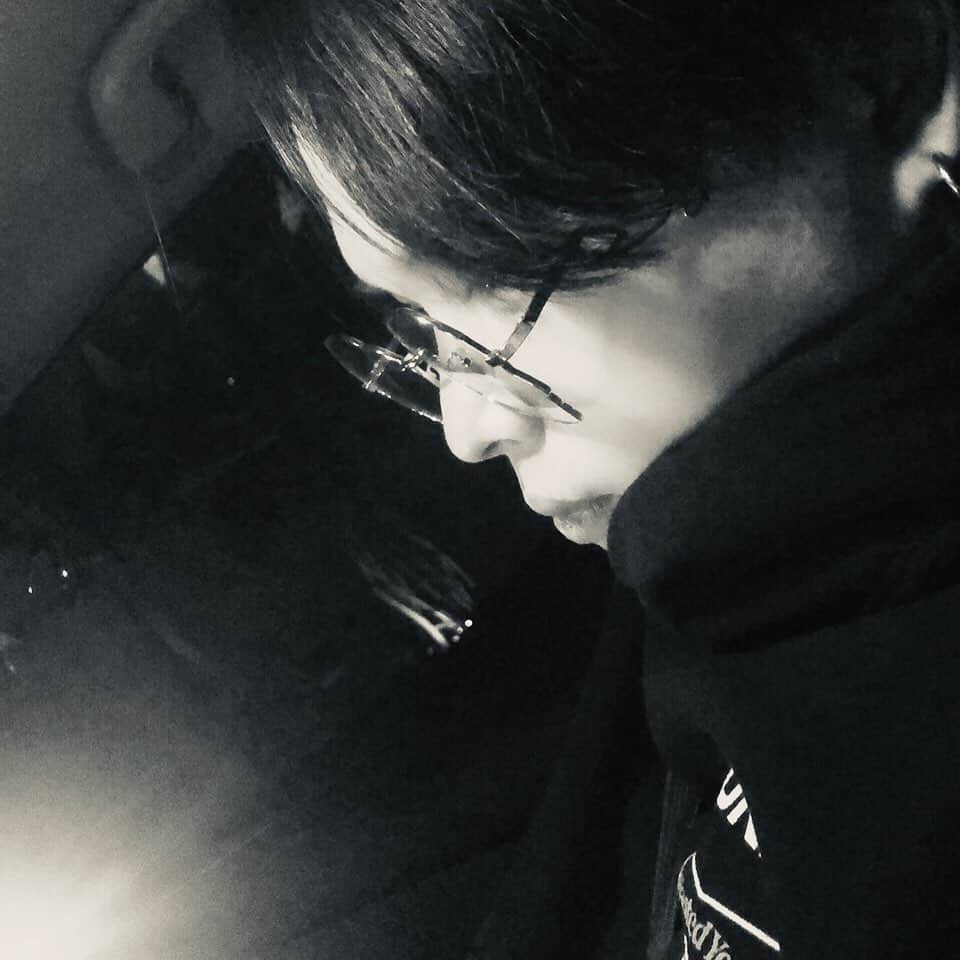 小谷昌太郎のインスタグラム：「お久しぶりです。 皆さんお元気ですか？ 井上陽水ではありません。 井上用水路です。 もしこれが伝わってなかったらすいません。 全てのボケの責任は僕にあります。  載せる画像が全然無いので、最近の僕を 今年は、GéNIEと名前は仮名なのであれですが新ブランドなど、色々と始動していくので宜しくお願いします🌞  僕は、自分が辛かった時にエンタメの世界に本当に助けられました。 色々経験させて貰って、色々辛い終わり方でもありました。 でも、こんな僕だからこそ出来る事がなにか有るのではないかと思い、冬眠状態だったインスタやTwitterもこれからどんどんフル活用していくつもりなので、誰やったけ？こいつ状態やと思いますけど、またお付き合いいただけたら嬉しいです！」