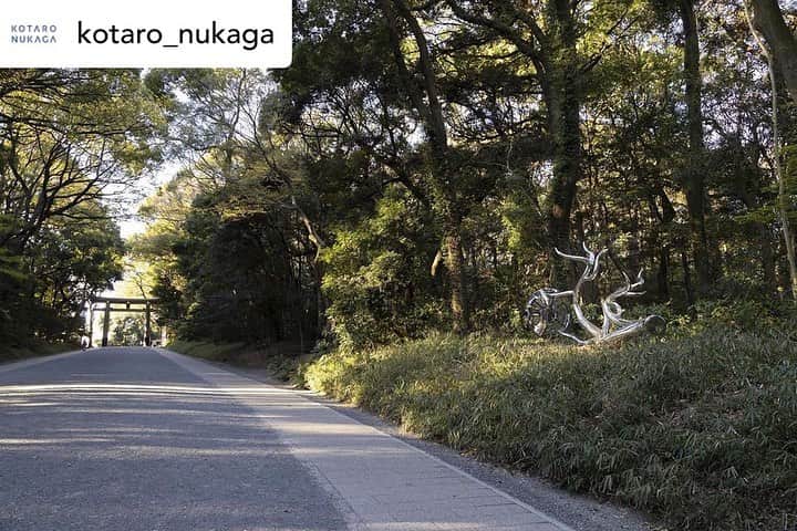 松山智一さんのインスタグラム写真 - (松山智一Instagram)「Repost @kotaro_nukaga  創建100年を祝い、3月20日から明治神宮で開催されている神宮の杜芸術祝祭の野外彫刻展「天空海闊」に、松山智一の立体作品《Wheels of Fortune》が展示されています。﻿ Tomokazu Matsuyama’s sculptural work “Wheels of Fortune” it presented in “Tenkukaikatsu”, an outdoor exhibition hosted by Meiji Shrine as they celebrate 100th anniversary of its establishment.﻿ ﻿ #MeijiShrine #tomokazumatsuyama #meijishrine #meijijingu #sculpture #artcollector #art #artist #松山智一 #明治神宮」4月1日 23時57分 - tomokazumatsuyama