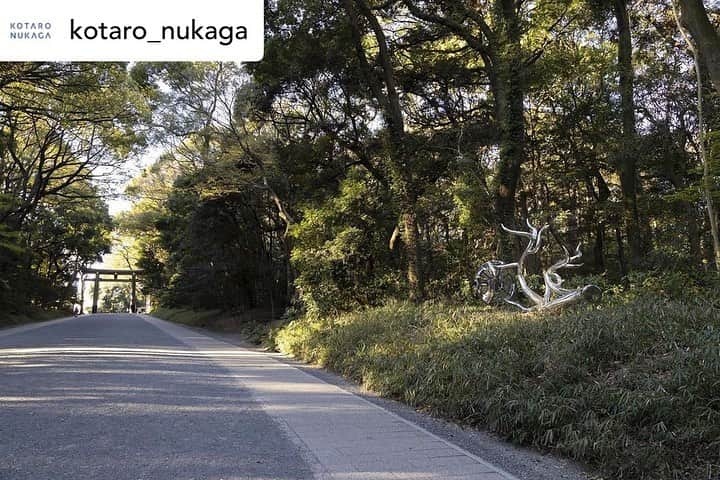 松山智一さんのインスタグラム写真 - (松山智一Instagram)「Repost @kotaro_nukaga  創建100年を祝い、3月20日から明治神宮で開催されている神宮の杜芸術祝祭の野外彫刻展「天空海闊」に、松山智一の立体作品《Wheels of Fortune》が展示されています。﻿ Tomokazu Matsuyama’s sculptural work “Wheels of Fortune” it presented in “Tenkukaikatsu”, an outdoor exhibition hosted by Meiji Shrine as they celebrate 100th anniversary of its establishment.﻿ ﻿ #MeijiShrine #tomokazumatsuyama #meijishrine #meijijingu #sculpture #artcollector #art #artist #松山智一 #明治神宮」4月1日 23時57分 - tomokazumatsuyama