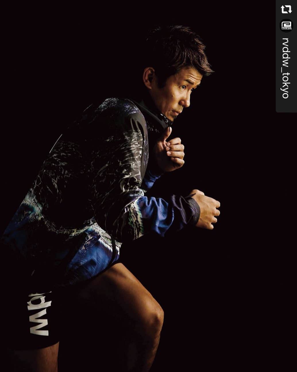 岡田遼のインスタグラム：「Level change（頭の高さを変える事） アメリカで学んだ技術のひとつ photoby @bbjdc  #repost @rvddw_tokyo via @PhotoAroundApp  #hoody #mountainparka #shorts #shortpants #dark #watersurface#midnight #textile #rvddw #tokyo #japan #apparel #sports #brand #street #workout #activewear #gymwear #martialarts #mma #jiujitsu #karate #kickboxing #nogi #grappling #rugby #running #rvddw #岡田遼」