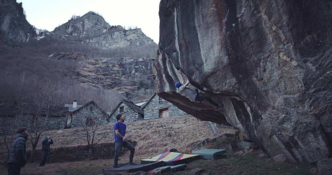 のインスタグラム：「Kings of Sonlerto (8A+) ________________________ legend @dave_graham_ bloc in the small village of Sonlerto. Mega line!  Photos @bearcam」