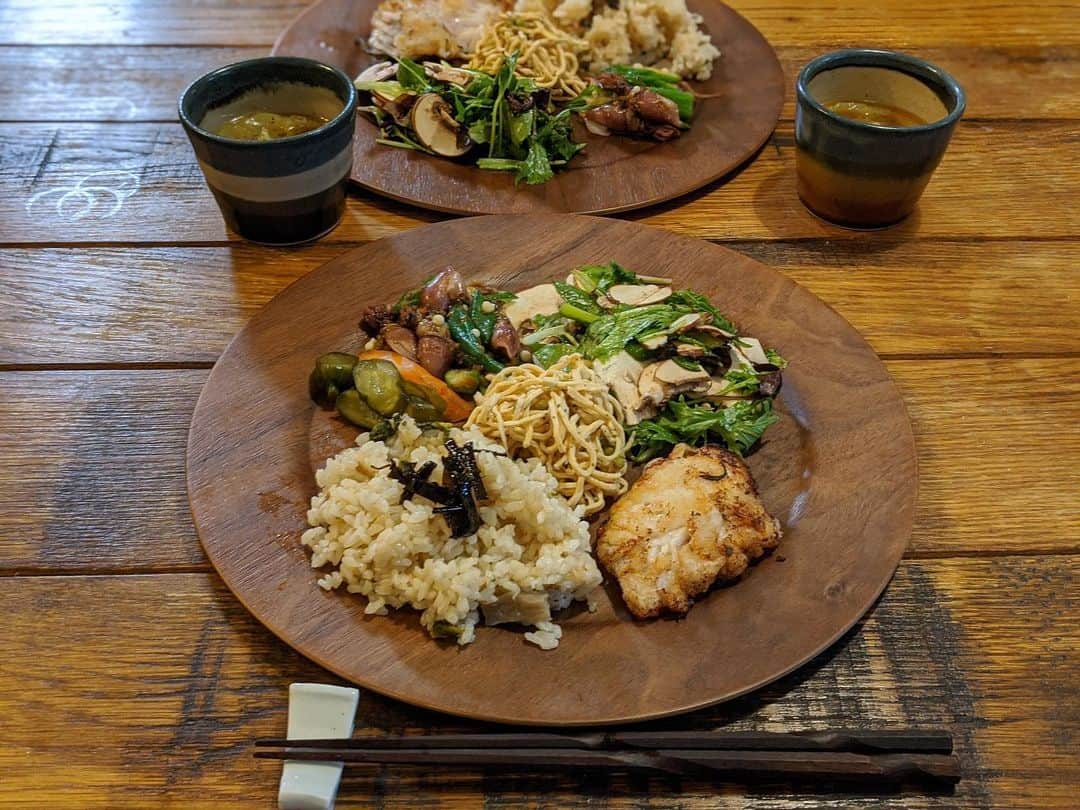 藤田敦子のインスタグラム：「ㅤㅤㅤ 【#blendakitchen 】 one plate dinner. たまにはワンプレートごはん❤️ ㅤㅤㅤ ✔︎たらの塩麹ムニエル風 ✔︎ベビーリーフとマッシュルームのサラダ ✔︎山椒干し豆腐 ✔︎ホタルイカとオクラの生姜蕗味噌和え ✔︎ぬか漬け ✔︎味噌汁 ✔︎ @miyare38 に教わった椎茸オーブン焼き ✔︎炊き込みご飯は冷凍を蒸して、自家製塩昆布乗せ ㅤㅤㅤ ダシがら昆布も無駄にしたくない精神で やらせてもらってます。 ㅤㅤㅤ そして明日4/3(木)11:00〜、なんと NZでロックダウン中ののぞみん @joetonozomi とライブ配信します。 現在のNZの様子、聞いてみようかなと。 お暇な方、よかったらみてくださいね❤️」