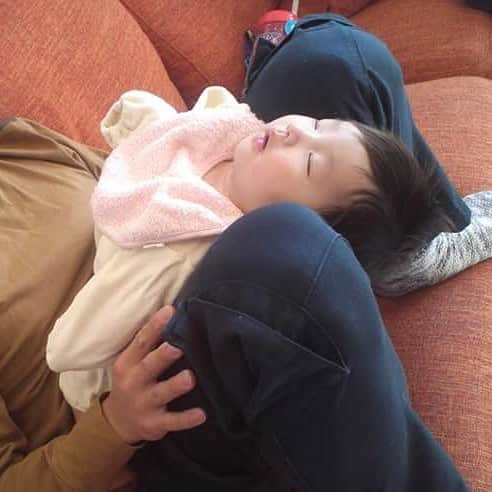 安田さちさんのインスタグラム写真 - (安田さちInstagram)「おやすみなさい…😪💤💤 #7年前の次女 #癒しの写真 #赤ちゃんの唇 #たまらない #髪フサフサ」4月2日 0時25分 - sachi.yasuda31