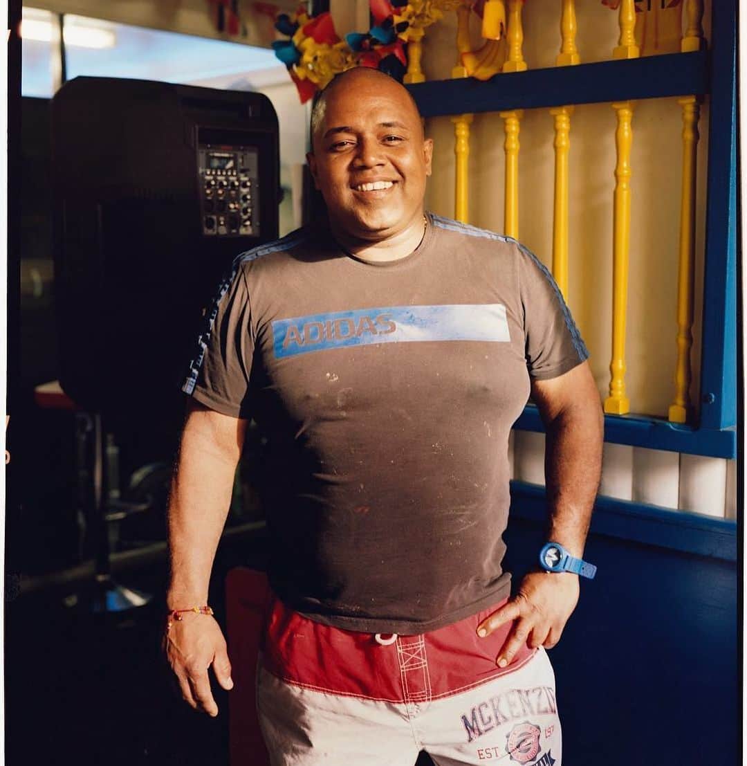 ナオミ・シマダのインスタグラム：「sharing this for friends @savelatinvillage : pueblito paisa, also known as ‘latin village’, is located in the heart of Tottenham and for decades has provided a thriving market place for working class ethnic minority immigrant communities and businesses + hosts the 2nd largest Latino community in the UK. they’ve been fighting closure at the hands of greedy developers for years and they need our help more than ever. ‘At around midday Fabian, beloved trader and friend from Unit 53, was rushed to hospital on oxygen with suspected covid-19. Today, we celebrate him and his immense contributions to our community.  We also want to call out the constant discrimination, harassment, victimisation and total injustice Fabian faced in the lead up to Covid-19. Fabian is one of the few Afro-Colombian licenced traders and has traded within the village for over 10 years. Many of you might remember a few weeks ago, we asked for urgent support for our community to stop the unlawful eviction of a trader. Fabian was that trader.  In February, he had his electricity cables cut and equipment taken by the management of the market despite the community asking for further evidence and legal justification. This behaviour has continued towards the traders in a time where they are even more vulnerable, and their cultural/ business rights are under threat. Now we’re left praying for Fabian’s recovery. Covid-19 disproportionately effects those from lower economic and social backgrounds, and we have been fatally let down by those in power.  Today we celebrate and pray for our local hero, Fabian, from unit 53. Please send us your messages of love and support. The Latin Village has been a Mutual Aid centre for decades, we will continue to protect and celebrate community.  If you’d like to help, link is in my bio! Fabian with the assistance of Bindmans, filed a race discrimination claim in court against MAM/Quarterbridge under the Equality Act 2010 which initially led to setting up of this Crowdjustice page. Thank you Fabian, we're praying for your speedy recovery ❤️’ . . . 📷: @alexkuru #savelatinvillage #latinvillagefightsback」