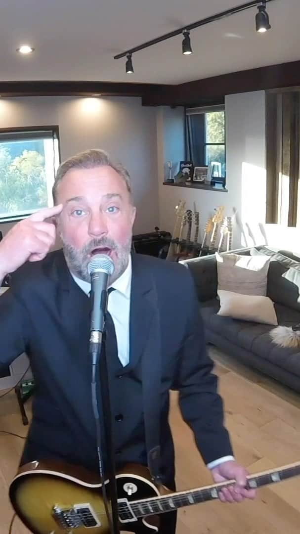 ジョン・フェルドマンのインスタグラム：「@goldfingermusic recorded this all live from our individual bedrooms… We thought it would be apropos for the times we are living in. @mikeherreratd @moonvaljeanhere @charliepaulson @nickgross thank you @jgrabesmixes for mixing it. @bignoise」