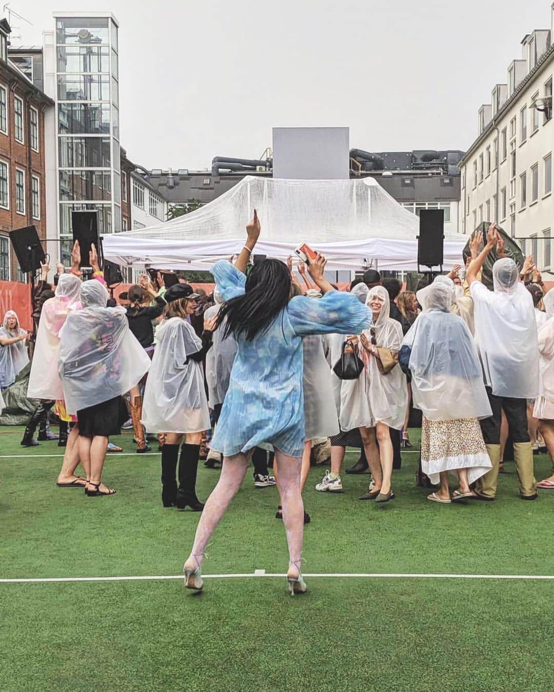 スージー・ロウさんのインスタグラム写真 - (スージー・ロウInstagram)「Here’s to dancing in the rain within close proximity of people soon... Thanks @siduations for the throwback to last summer’s @Ganni finale with @momomoyouth」4月2日 0時51分 - susiebubble