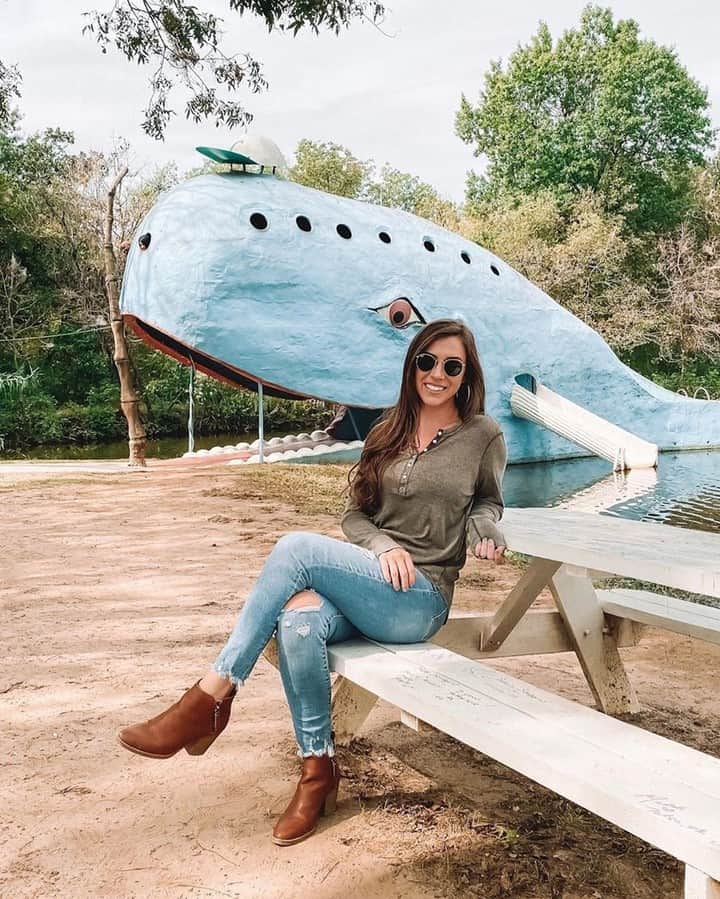 Visit The USAさんのインスタグラム写真 - (Visit The USAInstagram)「Have you ever roadtripped down Route 66? Oklahoma's #Route66 has some great stops- like the Blue Whale of Catoosa! Did you know that the whale was originally an anniversary gift? Tulsa Zoo's director, Hugh Davis, built the whale for his wife in 1972. #VisitTheUSA📸 : @she.strayed」4月2日 1時00分 - visittheusa