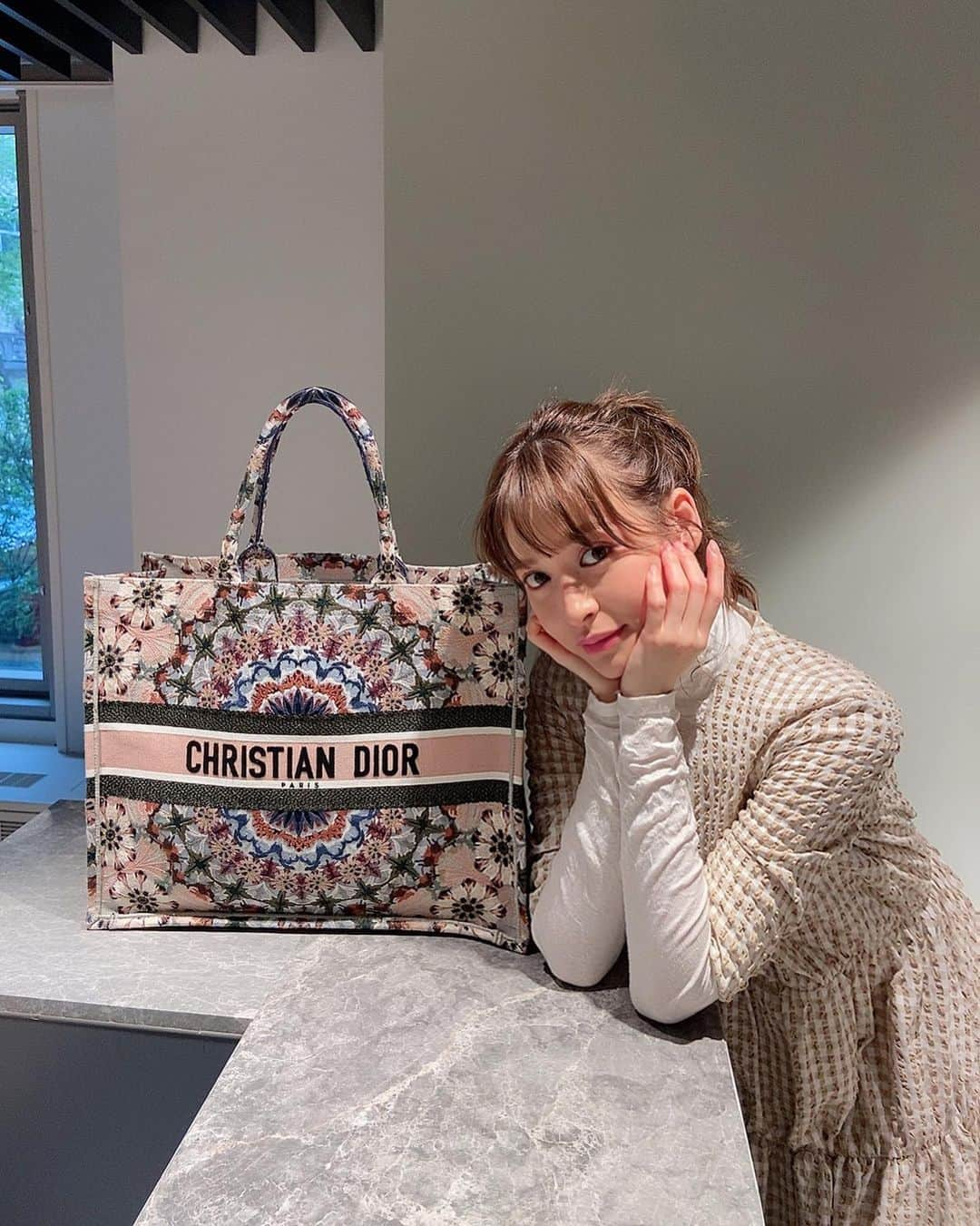 野崎萌香さんのインスタグラム写真 - (野崎萌香Instagram)「しふく🍨  ONE PIECE... @_irene__official_  turtleneck... AKANE bag... @dior  shoes... @furfur_official  去年の春に一目惚れしてgetした 繊細で華やかな 花柄の刺繍のトートバッグ 最近またよく使っているよ🌸  春が来るたび使いたくなる このトートバッグ.  アイレネのワンピースも 去年のものですが中にタートルを着て 去年とは違う着方を楽しんでいます🌿  furfurのシューズはお気に入りで 二足イロチ買いしました❣️ . . .  今はお仕事以外の外出を控えているので おしゃれしていく場所がお仕事以外ないけれど 少しでも春を感じられるように。  去年のものも新しい気持ちで 着れる春が大好きです。 #もえ服」4月2日 1時14分 - moeka_nozaki