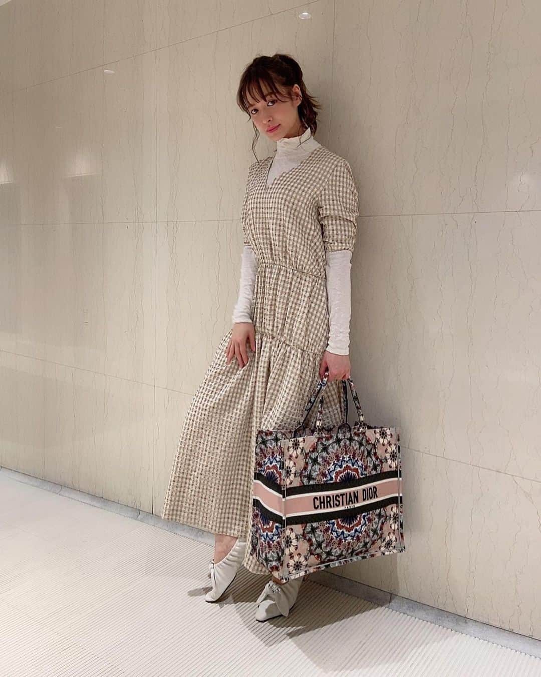 野崎萌香さんのインスタグラム写真 - (野崎萌香Instagram)「しふく🍨  ONE PIECE... @_irene__official_  turtleneck... AKANE bag... @dior  shoes... @furfur_official  去年の春に一目惚れしてgetした 繊細で華やかな 花柄の刺繍のトートバッグ 最近またよく使っているよ🌸  春が来るたび使いたくなる このトートバッグ.  アイレネのワンピースも 去年のものですが中にタートルを着て 去年とは違う着方を楽しんでいます🌿  furfurのシューズはお気に入りで 二足イロチ買いしました❣️ . . .  今はお仕事以外の外出を控えているので おしゃれしていく場所がお仕事以外ないけれど 少しでも春を感じられるように。  去年のものも新しい気持ちで 着れる春が大好きです。 #もえ服」4月2日 1時14分 - moeka_nozaki