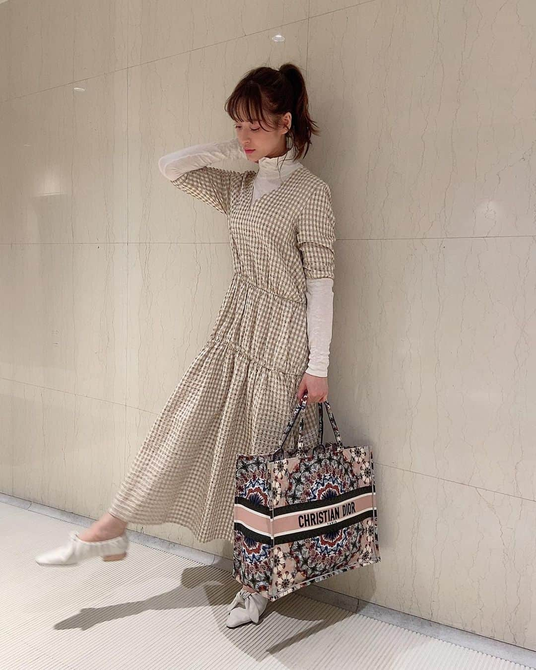 野崎萌香さんのインスタグラム写真 - (野崎萌香Instagram)「しふく🍨  ONE PIECE... @_irene__official_  turtleneck... AKANE bag... @dior  shoes... @furfur_official  去年の春に一目惚れしてgetした 繊細で華やかな 花柄の刺繍のトートバッグ 最近またよく使っているよ🌸  春が来るたび使いたくなる このトートバッグ.  アイレネのワンピースも 去年のものですが中にタートルを着て 去年とは違う着方を楽しんでいます🌿  furfurのシューズはお気に入りで 二足イロチ買いしました❣️ . . .  今はお仕事以外の外出を控えているので おしゃれしていく場所がお仕事以外ないけれど 少しでも春を感じられるように。  去年のものも新しい気持ちで 着れる春が大好きです。 #もえ服」4月2日 1時14分 - moeka_nozaki