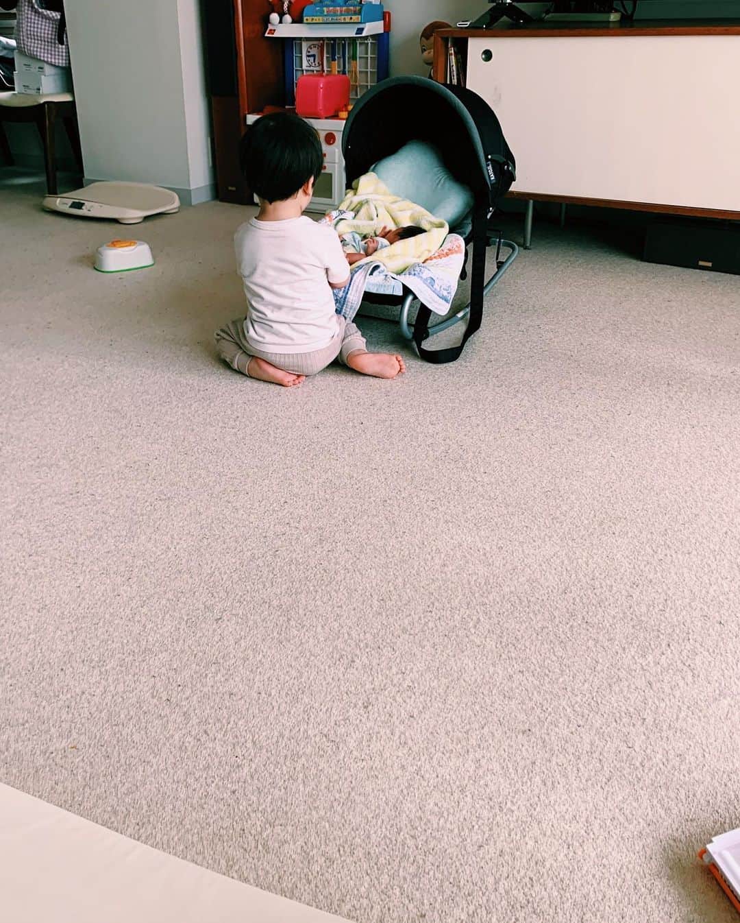 安田美沙子さんのインスタグラム写真 - (安田美沙子Instagram)「いないいないばぁ！してくれています👶✨ . . . 今まで中々出来なかった「どうぞ」が弟くんには出来る様になった。 オムツ変えなくちゃ！と言うと、新生児のオムツを運んで来て、おしりをちょんちょんと、拭いてくれる。 . . . きっと寂しい瞬間も、沢山あるんだろうけど、いつしかお兄ちゃんの意識が芽生えたみたいです。 . . . 家にいると体がなまるので、極力体を動かしてあげるようにしています。 今日はマット運動！昨日はバスケボールの取り合い！ 明日はまだ外に出していない自転車の練習をする約束をしました。 体を動かすと、気持ちも少し明るくなるような気がします😊✨」4月2日 1時17分 - yasuda_misako