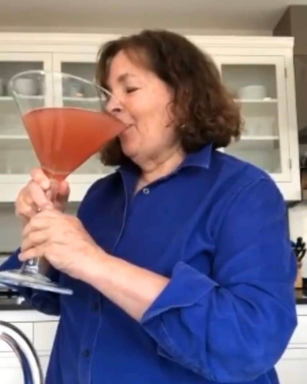 ミシェル・ブランチのインスタグラム：「@inagarten is my hero. She posted this much needed recipe for a gallon of cosmos at 9 a.m.🍸 Cheers!  #cocktailhour #mood #whatdayisit」