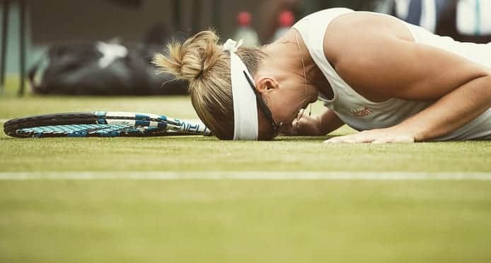 キルステン・フリプケンスのインスタグラム：「I guess this image says it all.. No Wimbledon ❌  I am the first to say that health comes first. But I would lie if I say it doesn't hurt inside me to see my favorite tournament getting cancelled.. 😢  #wimbledon #nowimbledon2020 #healthalwaysfirst #butithurtslikeam****rf*cker」