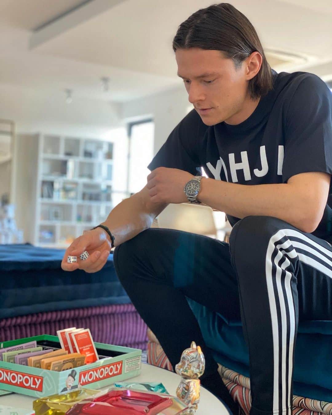 ニコ・シュルツのインスタグラム：「Making the most of my birthday in isolation, thank you for the messages! 🎲🎂 #HomeTeam」
