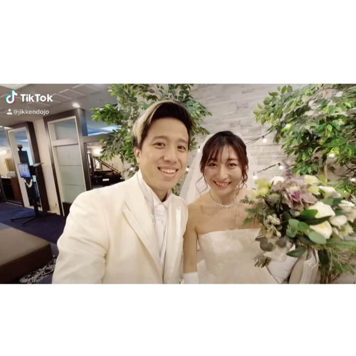 実験道場のインスタグラム：「【ご報告】結婚しました✨  実験道場のメンバー、たけちゃんと結婚しました。 ケンカして大爆笑して世界中で夢叶えて…大忙しの夫婦ですがこれからもよろしくお願いいたします。 こんな時期ですが、報告させてください。  色んなことがあって辛くて苦しくてそれでも隠して笑っていた頃に、たけちゃんが救ってくれました。  たけちゃんはいつでも自分が自分のままでいていいんだと思わせてくれます。 「エンタメで世界平和」と大口たたいてるように周りには見えてるかもしれないけど、 いちばん近くの人をこんなにも大切に幸せにできる人なら、その言葉は嘘じゃないとわかるし、  実際に目の前で老若男女、外国人問わずたくさんの人を笑顔にさせているのを見て、 もっとこの楽しさが世界に広まればいいのにって本気で思っています。  これからも、夫婦共々、世界を笑顔にしていきます。  たけちゃんとじゅんこをどうぞよろしくお願い申し上げます。  初めてウエディングドレス を試着した日に報告動画を撮りました ぜひご覧ください💕  フルサイズ https://youtu.be/kNAvbmeB9s0」