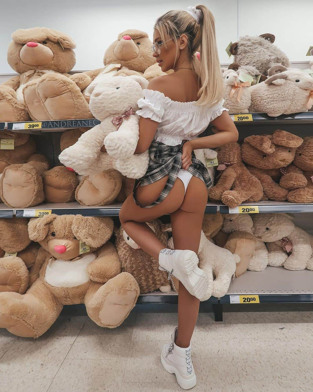 Andreane Chamberlandさんのインスタグラム写真 - (Andreane ChamberlandInstagram)「🧸 Remember when I said Teddy can’t sleep without me? Well, truth is, I can’t sleep without Teddy. #teddybear #teddy #bear #teddybears」4月2日 2時25分 - andreanec