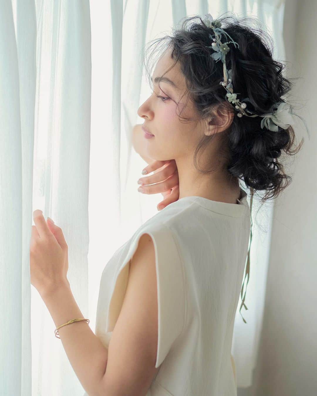 RabichePowのインスタグラム：「natural . 素敵な癖をそのまま生かしたアレンジ😊 . その人の持つ魅力を最大限に♡ . . . #ラビッシュポー#ヘアメイク#フォトウェディング#シープアムー#レンタルスタジオ#出張ヘアメイク#ドレスレンタル . . @rabichepow.bridal . studio @sheep.a.mu . .」