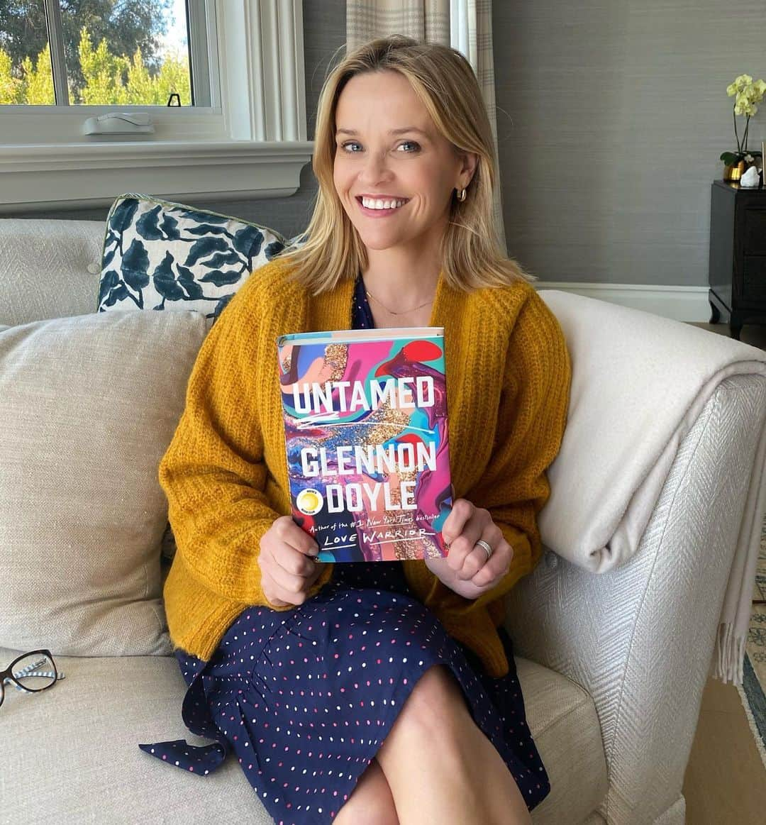 リース・ウィザースプーンさんのインスタグラム写真 - (リース・ウィザースプーンInstagram)「Earlier this morning, I got to share some news for @reesesbookclub on Instagram Live!!!! It's an absolute joy to announce @GlennonDoyle's #Untamed as my April book pick. This memoir is so packed with incredible insight about what it means to be a woman today , what did we learn as young girls about how to behave or believe, and why we need to free ourselves from a lot of these ideas that don’t work anymore. (Hot tip: Being “selfless” is not the highest goal a woman can achieve!!) This book spoke to me so loudly and clearly...I swear I highlighted something in EVERY chapter. Thank you @glennondoyle for sharing your heart and soul with us! I can’t wait to hear all of YOUR thoughts about this book pick over on @ReesesBookClub. Happy reading, everybody! 📚」4月2日 2時49分 - reesewitherspoon