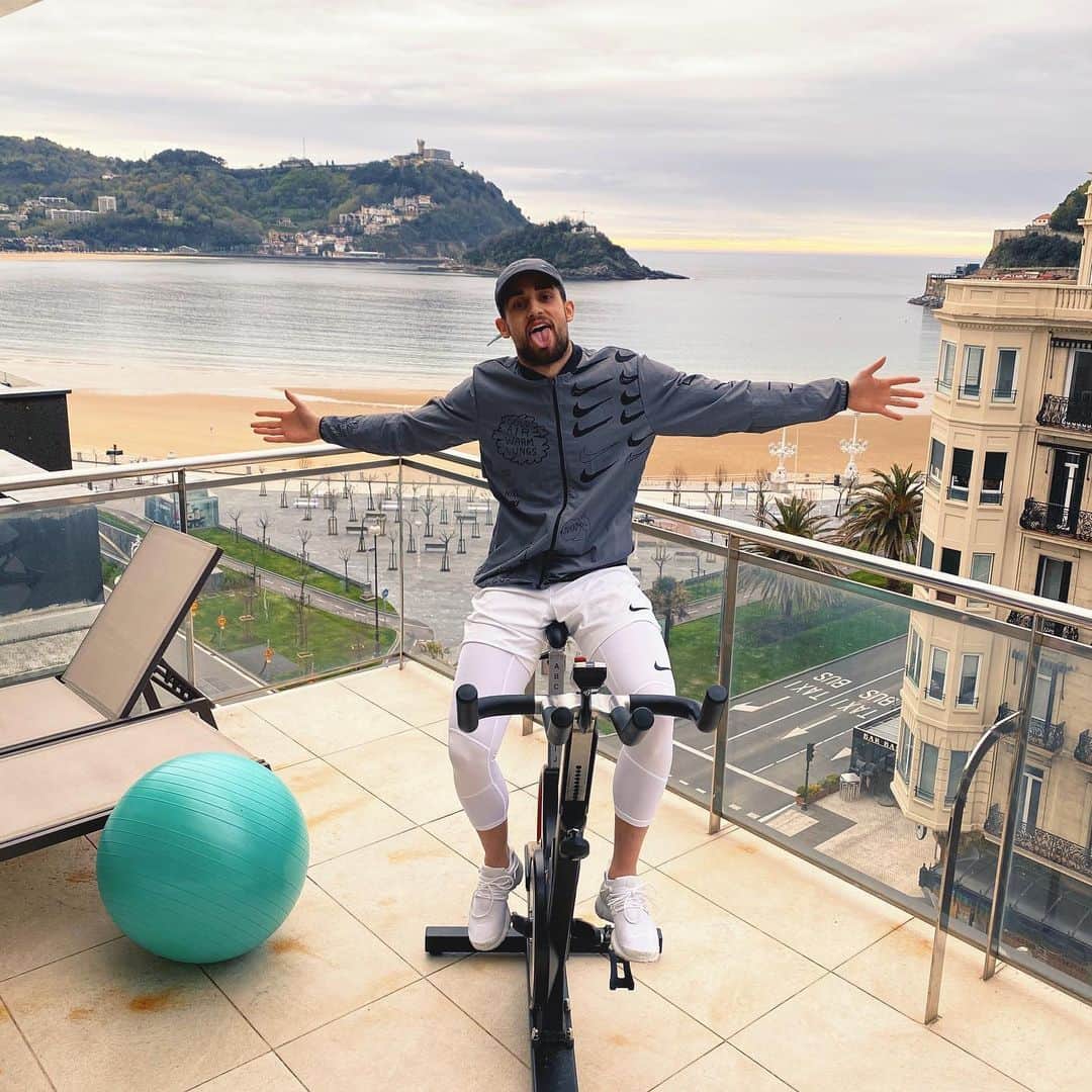 アドナン・ヤヌザイのインスタグラム：「Working hard 🤔 , No problem with a view like this 🔥😍 #stayathome」