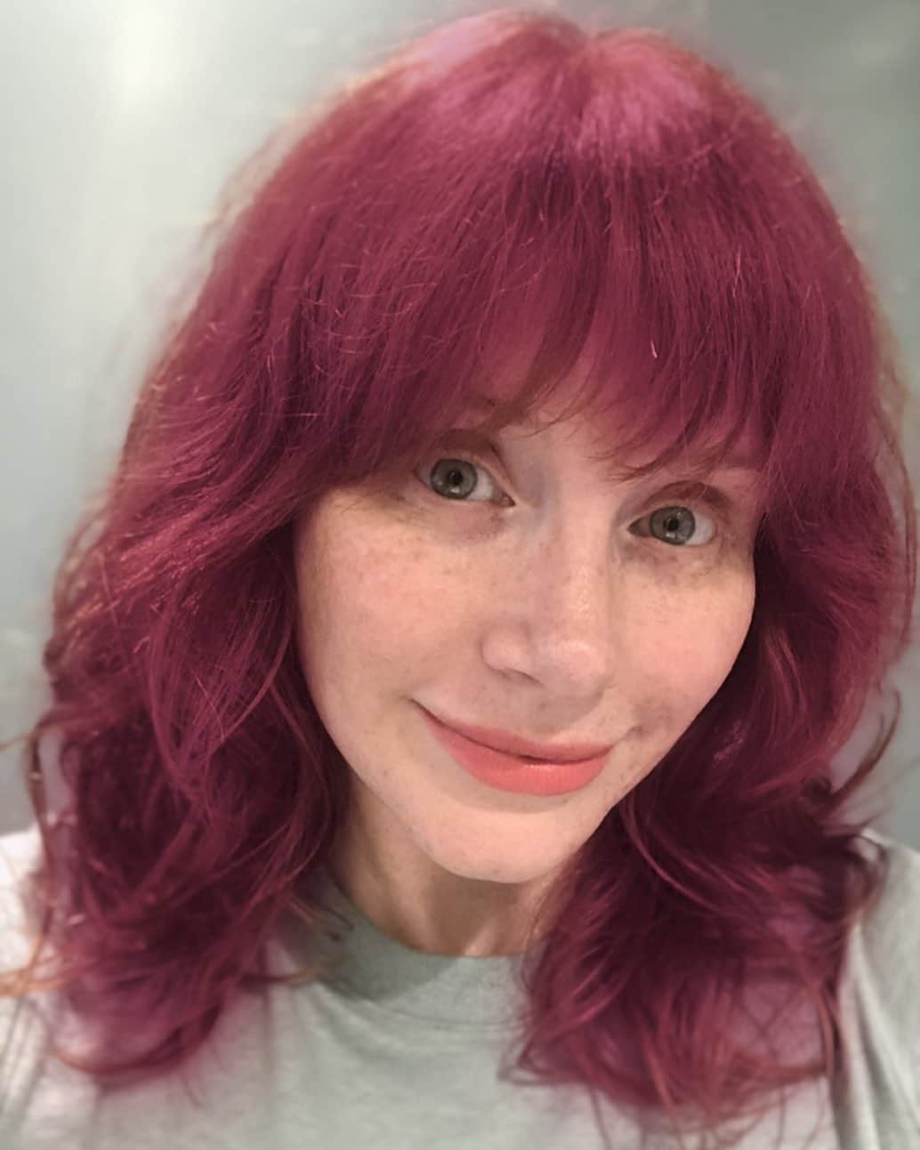 ブライス・ダラス・ハワードさんのインスタグラム写真 - (ブライス・ダラス・ハワードInstagram)「I’m sure @jurassicworld won’t mind I changed Claire’s hair to fuchsia — what do you think? (UPDATE: happy #AprilFoolsDay everyone 😉)」4月2日 2時59分 - brycedhoward