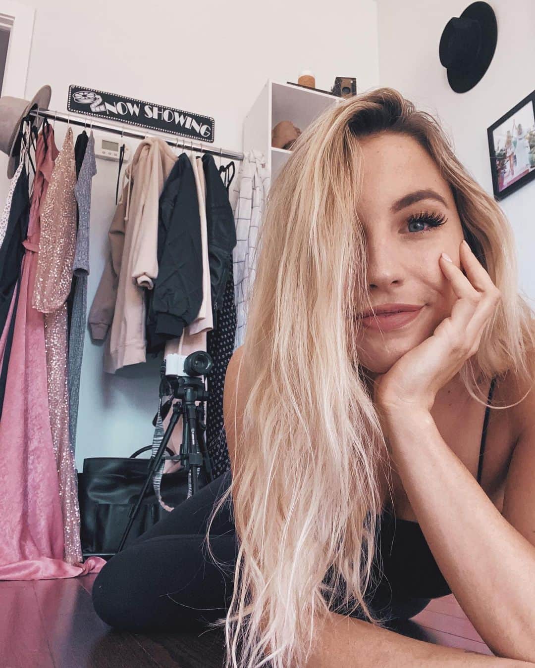 Kalyn Nicholsonのインスタグラム：「my isolation has turned into laying on the floor in random places around the house to FaceTime everyone and talk about absolutely nothing yet universally everything at the same time?  I collected 13 tips to stay productive while staying home in my new vlog while filming a full day in my quarantine life ✨ come watch and say hi」