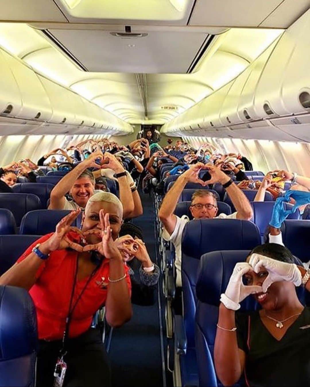A Great Big Worldさんのインスタグラム写真 - (A Great Big WorldInstagram)「This! THIS! Healthcare workers on their way to NYC from Atlanta to help. Going out of their way to put the needs of others before themselves. A true example of courage and selflessness. And a much needed glimmer of hope.  Seeing their smiling, beaming faces, all while making great sacrifice brings tears to our eyes, and shows us the best parts of our humanity.  We are in awe of healthcare workers across the globe who are risking their own health and lives to save others, and doing so without hesitation. Thank you...thank you from the bottom of our hearts. You all are superheroes. We must show them that we are worthy of their efforts by doing our part and STAYING HOME if we can, so that we lift the burden on the healthcare system and that the doctors and nurses and hospital staffs can properly care for the people who need it. Much much love to all of you. Stay safe ❤️ 📸 @southwestair employee Dayartra E.」4月2日 3時53分 - agreatbigworld