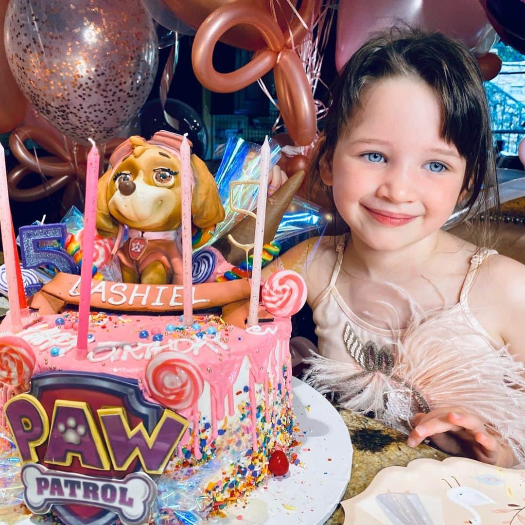 ミラ・ジョヴォヴィッチのインスタグラム：「Happy Birthday to my sweet little Smushkins!! Dashiel is 5 years old today and we’re quaranbrating! I can’t believe she’s getting so big, but I tell you she’s as sweet and smushable as the day she was born! She’s so kind and happy, in her five years she’s never had a tantrum. If I say no to something she’s very chill and understanding when I explain why she can’t have it or do it. I’ve never seen anything quite like my easy going middle child. I’m just the luckiest mama to have such a baby.  Thank you to my friends @marcrg4u and Cyndy @ballooncelebrations! I really appreciate you wearing masks and gloves while making Dash’s cake and balloons so she could be protected while still having such a beautiful, festive birthday experience! You guys are the best and always come through for us! Also a big thank you to my girl Andrea and the team @tutudumonde for sending Dashy such a gorgeous birthday dress!😘」