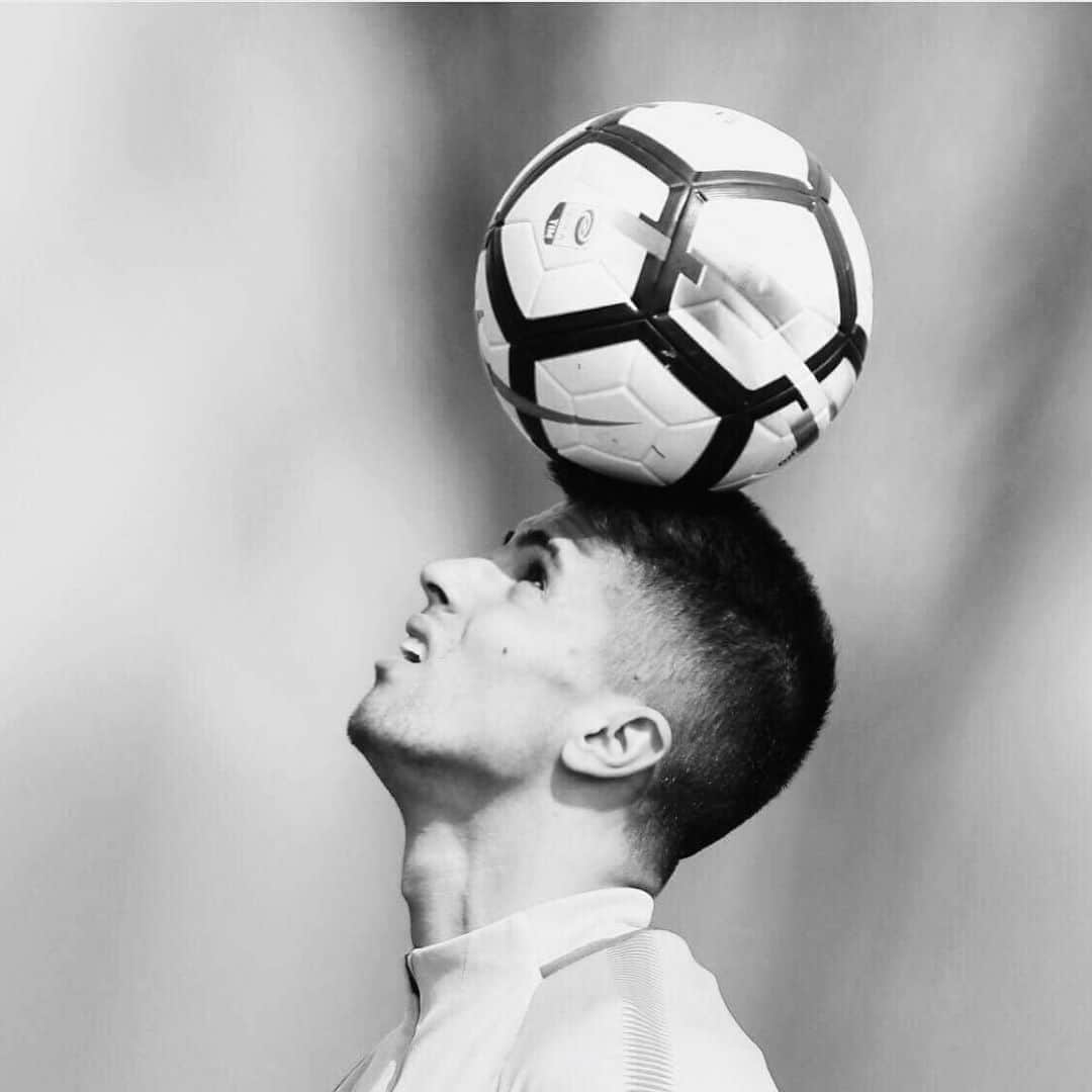 ジョアン・カンセロのインスタグラム：「I miss this feeling ⚽️❤️ #mommyblessme」