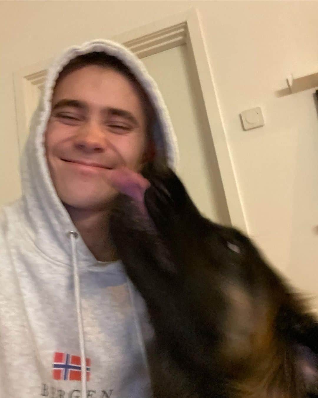 フェリックス・サンドマンのインスタグラム：「WE ARE BOTH EXCITED FOR THE RELEASE OF “BOYS WITH EMOTIONS” ACOUSTIC ON FRIDAY! TAKE CARE PEOPLE <3」