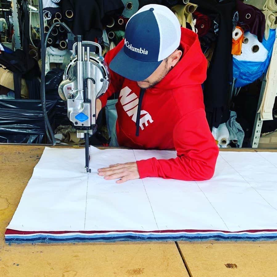 のインスタグラム：「Our staff is reduced for the quarantine but that doesn’t mean we stopped! We are working to help the #medicalfield with reusable masks and gowns. Today alone 5600 washable masks had been cut and are ready to be stitched and shipped to the hospitals in need all over the country! #staysafe #quarantine #covid19 #vansonleathers」