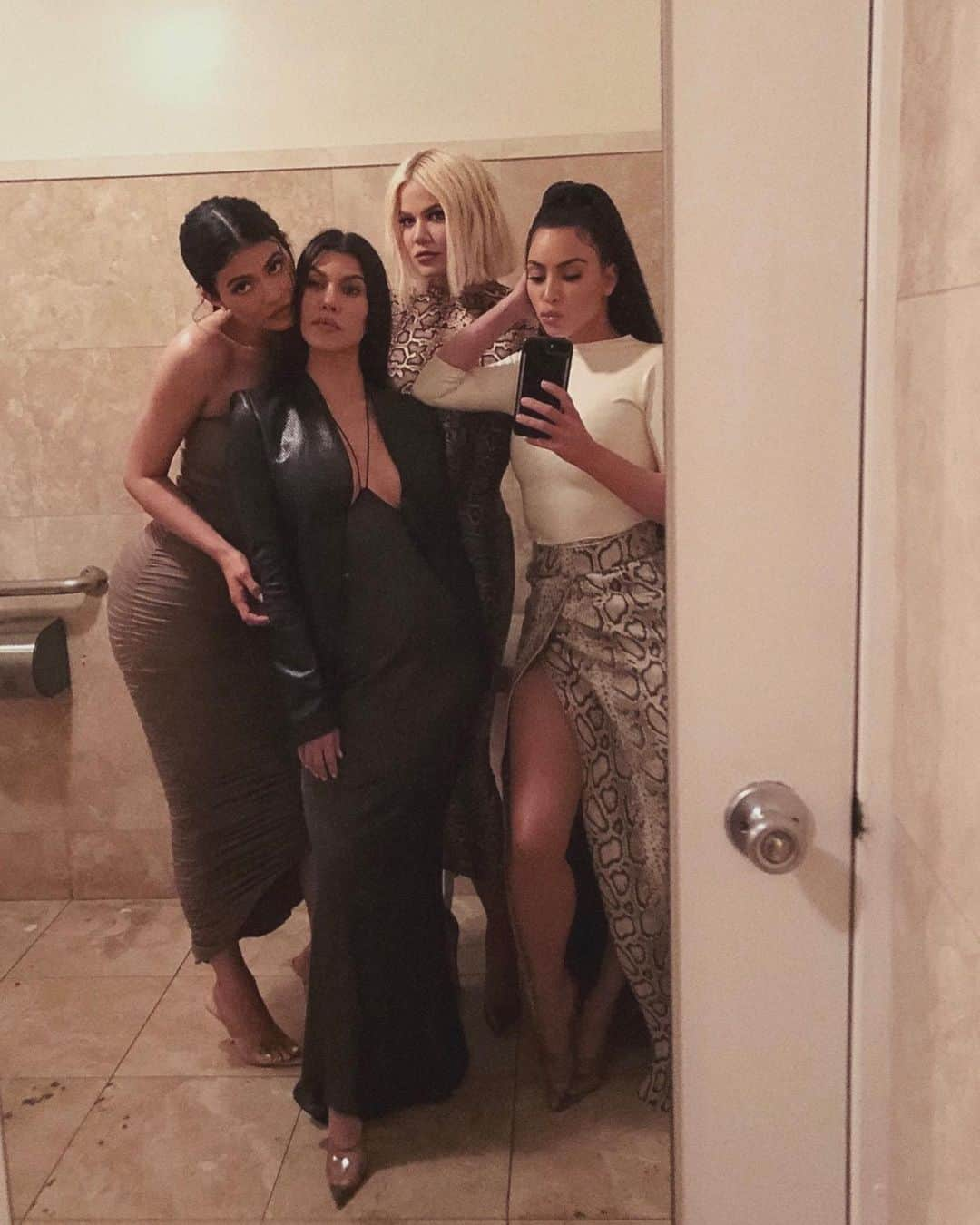 キム・カーダシアンさんのインスタグラム写真 - (キム・カーダシアンInstagram)「Bathroom Selfie- Sister Edition.  FB to our fave restaurant celebrating sisters. Wish Kendall was w us」4月2日 4時06分 - kimkardashian