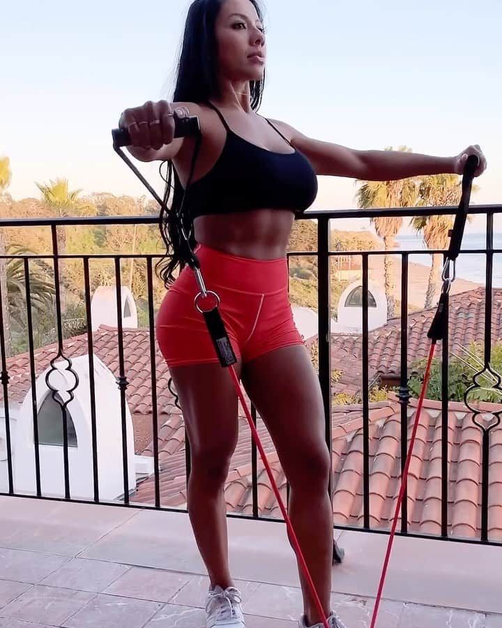 Eri Antonのインスタグラム：「Home workouts can be so challenging, especially because there are so many distractions like the fridge and laying in bed 😜🤣. It can be hard to follow a diet plan and train at the intensity level I’m use to, but I have to stay motivated, no excuses, so I mentally prepare myself each day and set time aside to train with the equipment I have.  How are you staying motivated? ⁣⁣⁣⁣⁣ Here are a few of my favorite band exercises 💪🏼💪🏼⁣⁣⁣⁣⁣ ⁣⁣⁣⁣⁣ 1️⃣ Side band lateral raises: ⁣⁣⁣⁣⁣ 4 sets x 12-15 reps⁣⁣⁣⁣⁣ (keep tension on bands through out movement)⁣⁣⁣⁣⁣ 2️⃣Single arm band press: ⁣⁣⁣⁣⁣ 4 sets x12-15 reps⁣⁣⁣⁣⁣ (tension on cable through out movement)⁣⁣⁣⁣⁣ 3️⃣Band bicep curls: ⁣⁣⁣⁣⁣ 4 sets x 12-15 reps⁣⁣⁣⁣⁣ 4️⃣Band roman dead lifts: slightly bent: ⁣⁣⁣⁣⁣ 4 sets x  12-15 reps ⁣⁣⁣⁣⁣ (cable at base of neck with legs) ⁣⁣⁣⁣⁣ 5️⃣Band front leg kicks: ⁣⁣⁣⁣⁣ 4 sets x 12-15 reps. ⁣⁣⁣⁣⁣ 6️⃣Cable rear leg kicks: ⁣⁣⁣⁣⁣ 4 sets x 12-15 reps ⁣⁣⁣⁣⁣ 7️⃣Lunges on bench, deep lunge⁣⁣⁣⁣⁣ 4 sets  x 12-15 reps ⁣⁣⁣⁣⁣ 8️⃣ Band flys:⁣⁣⁣⁣⁣ 4 sets x 12-15 reps ⁣⁣⁣⁣⁣ (squeeze chest as arms come together)⁣⁣⁣⁣⁣ Swipe left to see videos 😊⁣⁣⁣ ⁣⁣⁣⁣ Check out my latest blogs,  fitness tips and recipes at:⁣⁣⁣⁣ www.erianton.com⁣⁣ ⁣ Wearing: @inspirebyerianton ⁣⁣ This is a tough time and I truly value all of you.  I want to send my love and best wishes to you and your families💕 ⁣⁣ ⁣⁣ Luv Eri 😘❤️🤗」