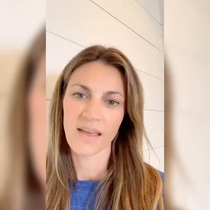 エリン・アンドリューズのインスタグラム：「TEXT ME: +1 (310) 564-2573 • Hope you all are staying safe!! I wanted to try something new during this tough time to keep in touch with everyone. Join my community and text me!! I promise it’s really me… so let’s chat, people! 🏈💕💃 #Football #DWTS #AskAway #Community」