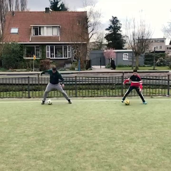 ロビン・ファン・ペルシのインスタグラム：「We’re not the best dancers but put a ball at our feet and.. 😏 Having some fun with @shaqueelvanpersie in the garden 🕺🏼 Stay safe everyone 👊」