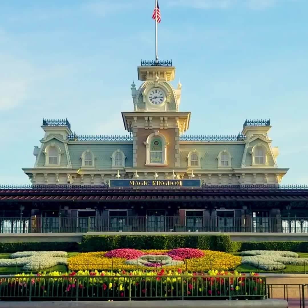 のインスタグラム：「“While our world looks very different today, one thing endures…the American flag still flies over Walt Disney World. I’m inspired how our Security Cast Members continue to raise it each and every morning at Magic Kingdom while they are on duty protecting the magic. It’s a symbol that we’re still here and will not falter. I hope this inspires you as well. We will be back. Thanks to all our incredible Cast Members who continue to maintain the magic until that day. Until then, please take care of yourselves and your families. We will see you soon.” – Walt Disney World Resort President @JoshDAmaro 🇺🇸 🏰  #DisneyCastLife #DisneyMagicMoments」