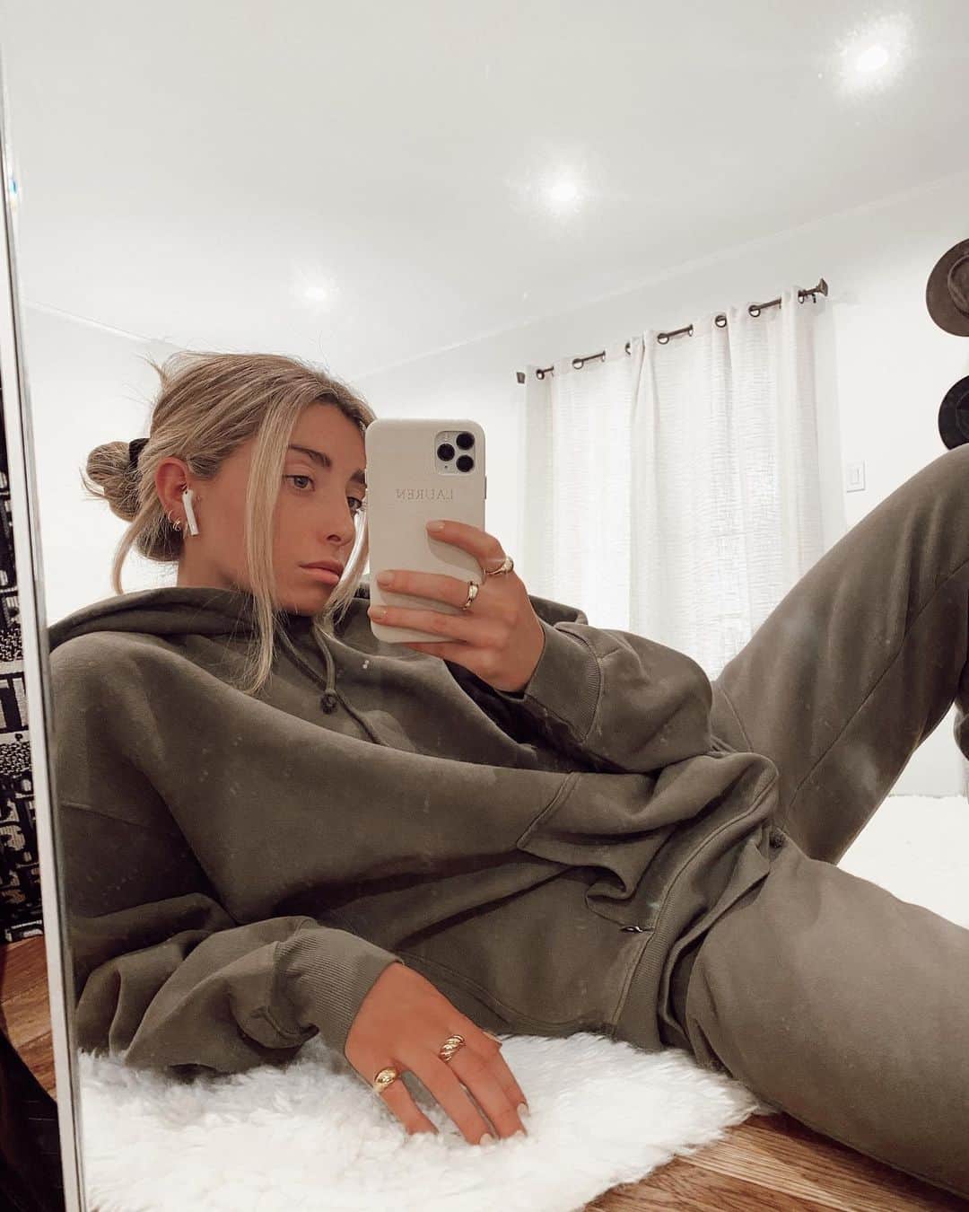 Lauren Elizabethのインスタグラム：「🤍 new episode of MOOD now live - this weeks topic is dating during a stressful time so for some great advice/conversation to get on my cozy level, go listen 🤍」