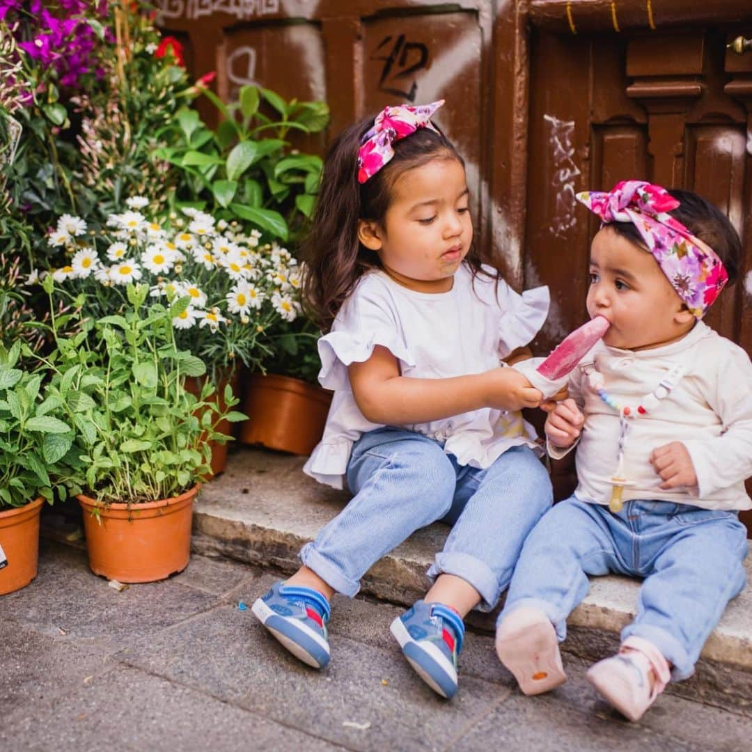 ジェマ・マリンさんのインスタグラム写真 - (ジェマ・マリンInstagram)「I think that one of the most precious gifts you can give a child is to give them a sibling, although Dani is still little, I drool when I see them playing together or interacting with each other ... I think I will really enjoy watching their relationship grow obviously they are still small but you can’t imagine how they are already arguing and the character that Dani brings out 😅 . . Creo que uno de los regalos más preciados que puedes hacerle a un hijo es darle un hermano, aunque Dani aún es pequeña se me cae la baba cuando las veo jugando juntas o interactuando entre ellas... creo que voy a disfrutar mucho observando su relación aunque obviamente son pequeñas ya discuten y no veáis el genio que saca Dani 😅」4月2日 4時28分 - gemma_marin