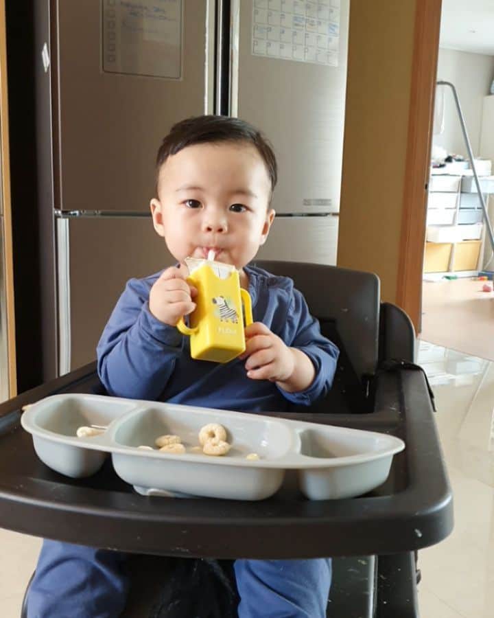 ミン・ヨンウォンのインスタグラム：「민서는 돌지나고 폭풍성장을 하고 있어요🙂 . 딸기먹자~~했을때 갑자기 "딸!!~" 이렇게 따라하길래 깜놀ㅎ 그다음부터 단어를 얘기해줬더니 잘 따라하네요. (딸기, 물,바나나, 닭, 빵,  꽥꽥 등 .. ) . 빨대도 넣고 빼고 양치질도 저하는거 보고 따라하고 ㅋ . 엄마들이 자식자랑을 왜하는지 이제야 알겠어요 ㅎㅎㅎㅎ 느므 귀엽고 기특해서 미티겠답니다😍 . 너무 행복한 요즘 육아에 당분간 충실하게요. 덕분에 넘 바빠서 소통도 잘못하는점  이해부탁드려요~~~ㅠㅠ 코로나로 답답하지만 우리모두 화이팅이요!! 보고싶어요~~~💛💚💙💜🧡 . . . . .  #12갤아기 #돌아기  #아기모델 💌#밍크뮤 👍 #리틀그라운드 #블루독 🐶매니아  #육아일기 #신혼일기 #육아맘 #육아소통 #일상 #소통 #맞팔 #데일리 #황금돼지띠아들 #오오티디  #베이비스타그램 #1stbirthday #present #baby #babyboy #birthdayboy #love #family #friends」