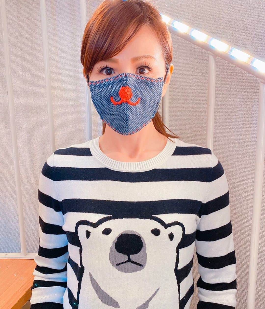 重太みゆきさんのインスタグラム写真 - (重太みゆきInstagram)「大学の講義も5月からとなり、自粛中のわたしは本日もSORAとスタジオでマスク作りʕ•ᴥ•ʔ 今日は作ったマスクに刺繍してまーす💖#tweedia #重太みゆき #印象評論家 #印象道 #インプレッションマスター®︎ #マスク手作り #シロクマ大好き❤」4月2日 14時11分 - shigetamiyuki