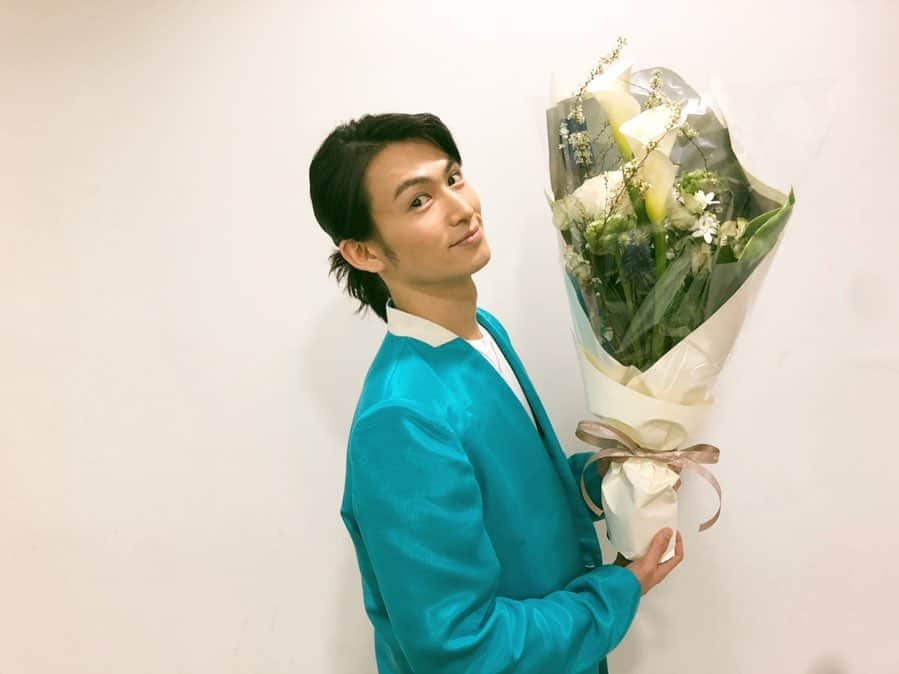 松田凌のインスタグラム：「💐 ミホさん最後まで素敵な衣装 ありがとうございました。 stylist/yoshida_miho  #月とオオカミちゃんには騙されない」