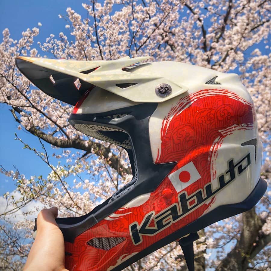 のインスタグラム：「New helmet for this season! BIG thanks to @ogkkabuto for an awesome job😍 . . サポートして頂いているOGK KABUTO様よりオリジナルデザインヘルメットが届きました！！ 今回は私の名前にある「波」と「日本らしさ」をイメージしたデザインにしてもらいました😋 そして空気抵抗を減らすスペシャルバイザー仕様！！ . このヘルメットでレースができる日を楽しみに、今は出来ることに集中します！😎 OGK KABUTO様、ありがとうございます。 . .  #kabuto #helmet #桜」