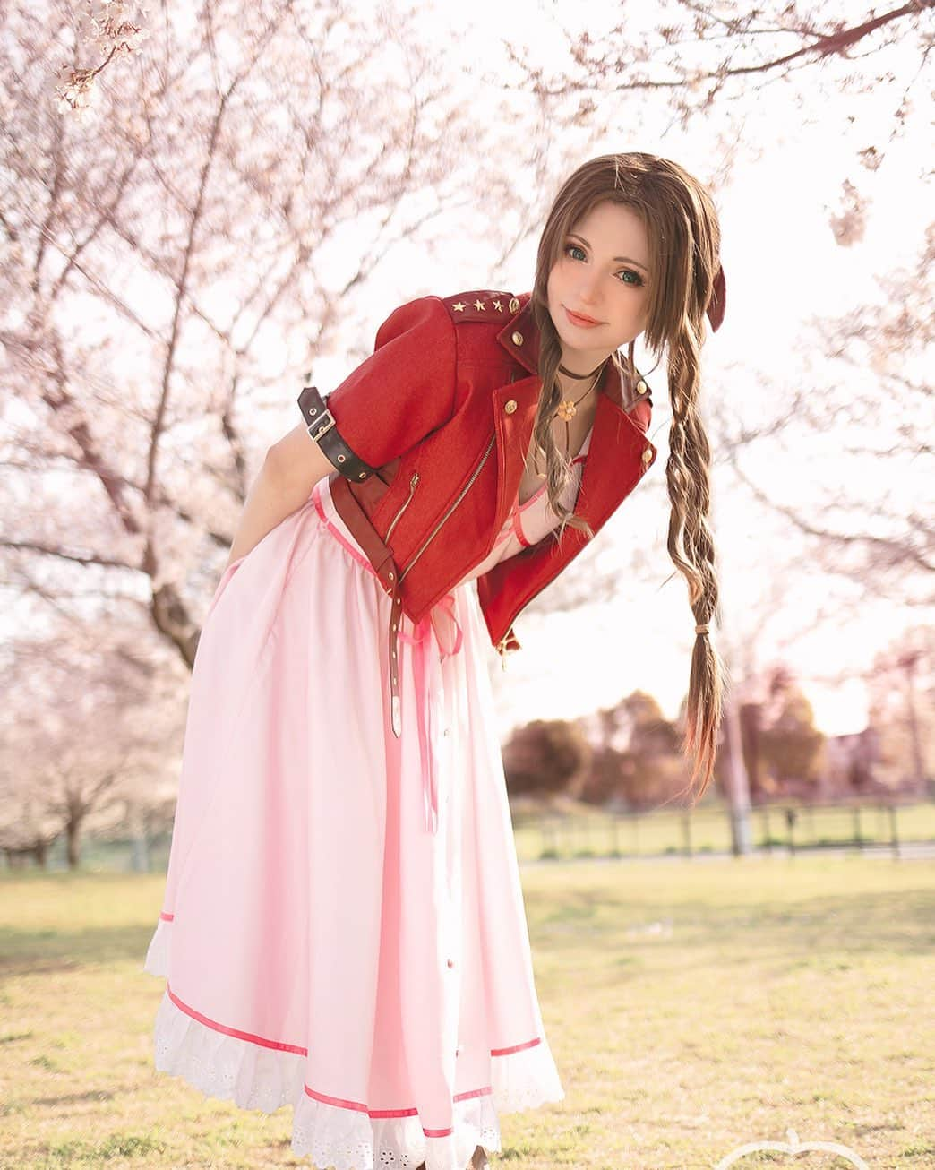 ソフィーさんのインスタグラム写真 - (ソフィーInstagram)「I haven’t been so excited for a new game in a while! Just 8 days left! 🌸 - Cosplay: @fmanime  Photo: @lukecraigphoto - #sakura #aerith #aeris #aerithcosplay #ff7r #ffviiremake #squarenix #ff7remake」4月2日 14時30分 - peachmilky_