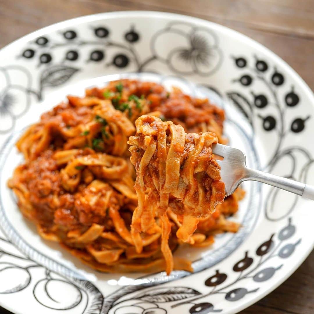 hirokoさんのインスタグラム写真 - (hirokoInstagram)「🌱2020.4.2（木）﻿ ✽.｡.:*・ﾟ #hiroponのおうちごはん﻿ ﻿ 「BASE FOOD」 @basefood_tokyo さんの﻿ #basepasta で#ボロネーゼパスタ﻿ ﻿ 新しくなった#ベースパスタ は﻿ フィットチーネ（平打ち）とアジアン（細麺）の2種類﻿ 今回はフィットチーネを使いました〜﻿ そしてボロネーゼは手抜きしてレトルト使用🤣﻿ パスタは茹で時間2分.... その間にレトルト温め...﻿ あっという間にできちゃったよ！﻿ ﻿ ボロネーゼパスタ － 509kcal －﻿ ▪︎ タンパク質 36.8g﻿ ▪︎ 脂質 13.6g﻿ ▪︎ 炭水化物  62.1g﻿ ﻿ ﻿ 『BASE FOOD』は1日に必要な栄養素の1/3がとれ﻿ 食物繊維･タンパク質･ビタミン･ミネラルまでバランスよくとれちゃいます﻿ 糖質も抑えてるのでダイエット中には嬉しいよね〜﻿ ﻿ オンラインで買うことができま〜す﻿ チェック👉🏻 @basefood_tokyo﻿ ﻿ ﻿ ﻿ ﻿ .........The end 🍝﻿ #basefood #完全食 #完全栄養食 #ダイエットごはん #糖質オフ #PFCバランス #高タンパク #糖質制限 #パスタ #昼ごはん #インスタフード #おうちごはん通信 #おうちごはんLover #くらしメイド #フーディーテーブル #マカロニメイト #デリミア #デリスタグラマー #バランスの良い食事 #てづくりごはん365 #うちのシェフ #snapdish #macaroni #locari_kitchen #lin_stagrammer #しっかり食べるダイエットごはん﻿ ・」4月2日 14時31分 - hiropon0201