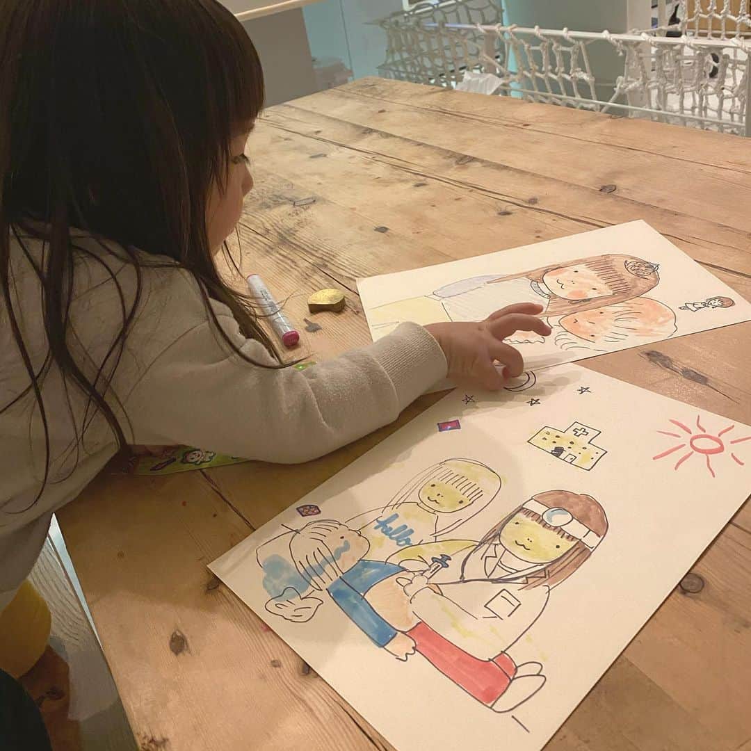 酒井景都さんのインスタグラム写真 - (酒井景都Instagram)「この前ストーリーにもアップしたけど、きこの言う通りに絵を描くと凄いことになる😳写真手前は「きこちゃんのお医者さん描いて。きこちゃんのお腹注射ちくん💉して。えんえん😢して、ティッシュで拭いて。きこちゃん元気なって」の図。  #今日のきこたま #2歳10ヶ月」4月2日 14時41分 - katiiesakai