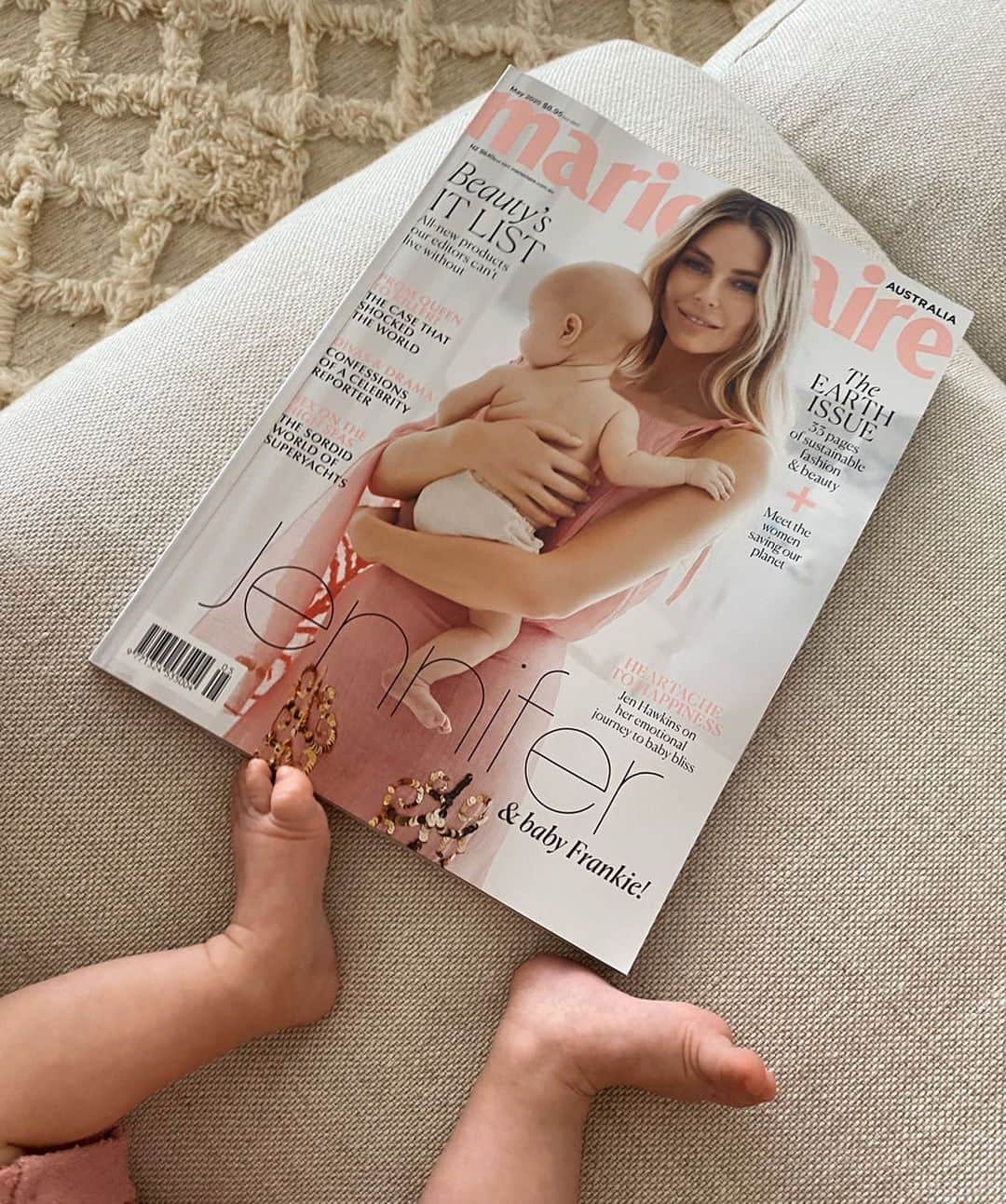 ジェニファー・ホーキンスのインスタグラム：「Frankie clearly likes our cover!! Haaa! So special 🥰 Thank you @marieclaireau x • • @jbronze__」
