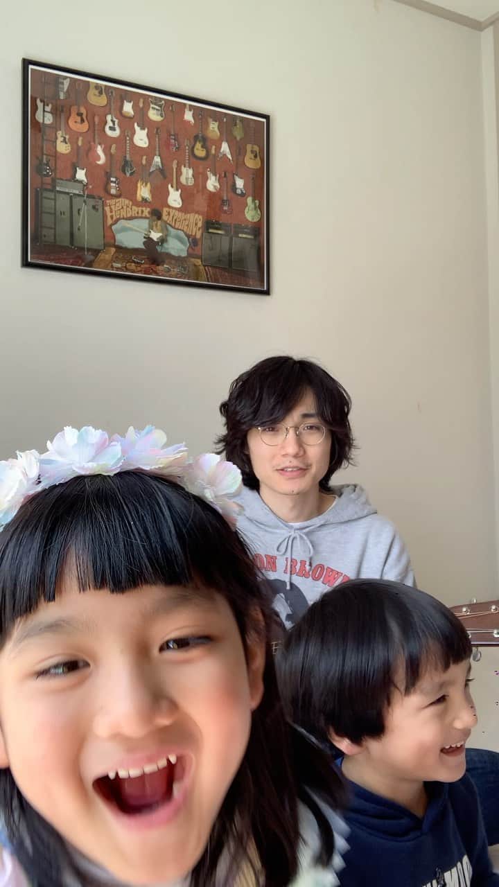 永井聖一のインスタグラム：「永井家のながい春休み。 Stay home🏡💫 #弾き子守」