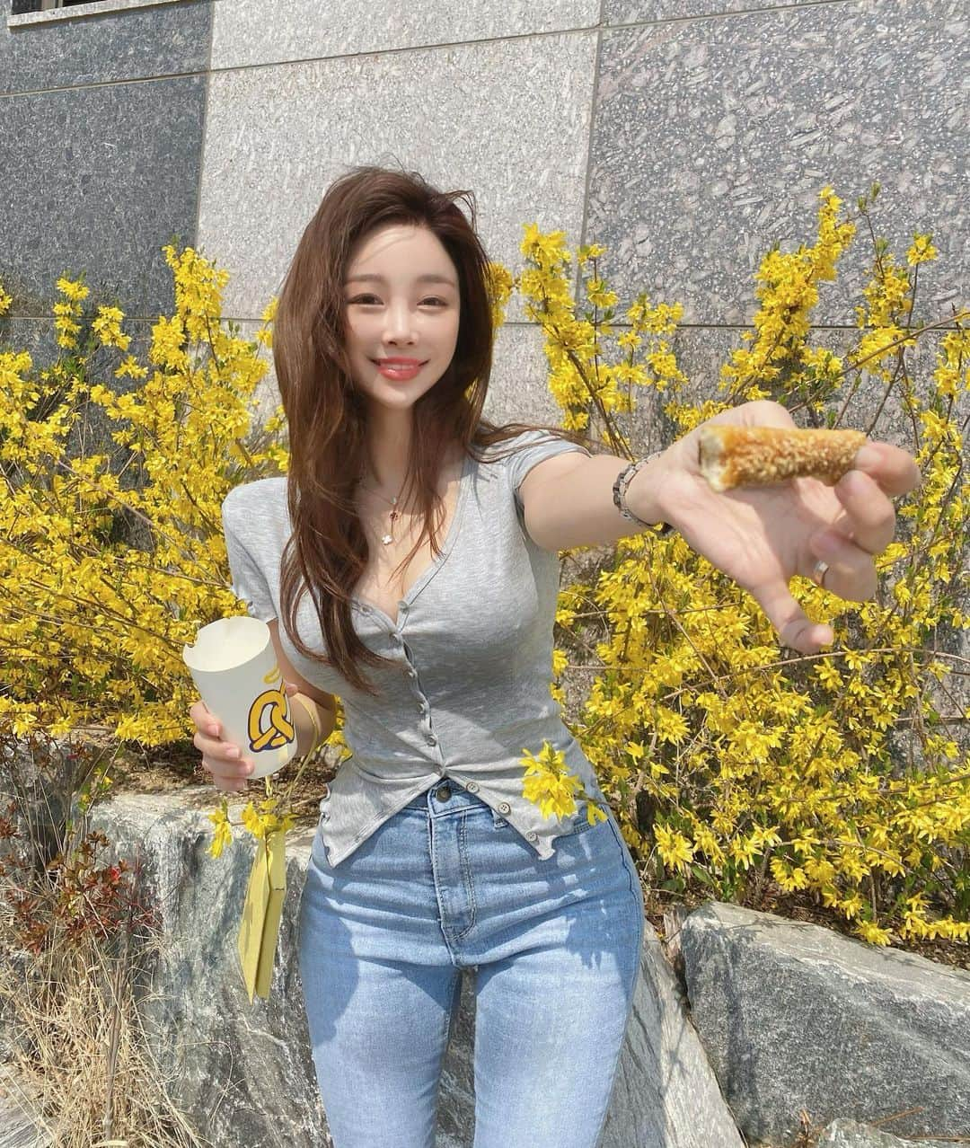 チョ・ミニョンさんのインスタグラム写真 - (チョ・ミニョンInstagram)「지금 시간은 간식 타임이쥬🥳💕 다들 당충전 하세요 🤞🏻 • 착용한 흰티엔욜로진 연청 재오픈 문의가 넘쳐나는데, 재생산이 4월 8일에 완료된답니다｡ 그래서 생산된 물량으로 ∗∗ 4월 8일 /9일 / 10일 ∗∗ 중 언제 재오픈 열어드리는 게 좋을까요☺️? • 그리고 작년에 인기 최고였던, 착용한 제니아티 그레이도 재생산 완료 했지요💕 - #올제작으로코디 ♥ #레몬가방은현재오픈한제품」4月2日 15時18分 - xxjominxx