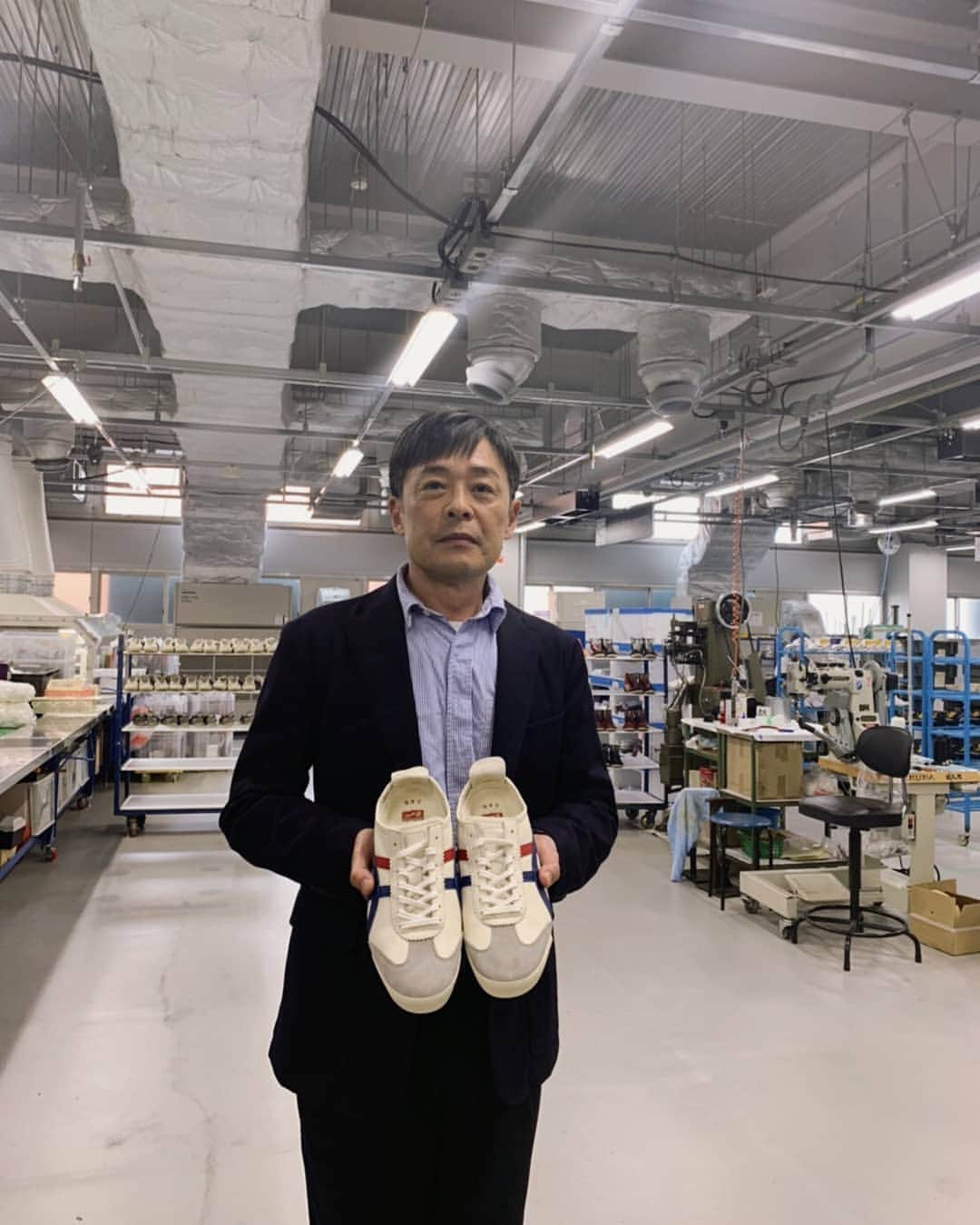 光石研のインスタグラム：「4月1日(水)「pen #オニツカタイガー 完全読本」発売中です📖👟 “ニッポンメイド”シリーズの製造・加工工場を取材しております。  webでは動画も載っております。 https://www.pen-online.jp/feature/fashion/onitsukatiger_tottori/1  合わせて是非ご覧下さい‼️ photo by @k_h_y_ 💇 【by staff】」
