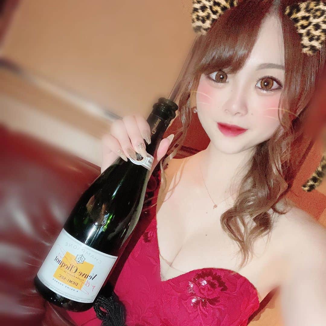 のんのんさんのインスタグラム写真 - (のんのんInstagram)「. . 2020.03.31 . 約1年半 お世話になった レジャークリエイトグループを やめました‼️ . 急なお知らせにもかかわらず きてくださった皆様ありがとうございました😊 . New Everは初めてのキャバクラで 1から夜の基本を教えてもらいました。 たくさんの人に出会い、支えられて、恵まれました。 . 皆様には感謝でいっぱいです。 心の底から感謝しています。 ありがとうございました‼️ . これからものんをよろしくお願いします😁 . . #中洲 #歌舞伎町  #名古屋 #ミナミ #すすきの #錦 #キャバクラ #ニュークラブ #ラウンジ #ガールズバー #朝キャバ #昼キャバ #朝昼キャバ #キャバ嬢 #ホステス #ポケパラ #ナイツネット #きゃばきゃば #キャバコレ #AV女優 #撮影 #宣材写真 #モデル #ドレス #バリポケ  #ドンペリ #ソウメイ#アルマンド #シャンパン」4月2日 6時40分 - riohakata_non1221m